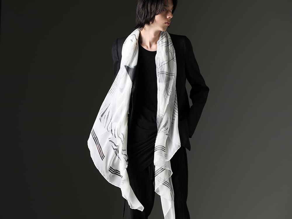 Julius 2023SS - Add freshness to black styling by using stole - 817JAM1(Wool/Polyester Gabardine Tailored Jacket) 819CUM4-black(Cotton/Cupro Jersey Drawcord Short Sleeve T-Shirt Black) 817STU1-offwhite(Printed Silk Stole Off White) - 2-009