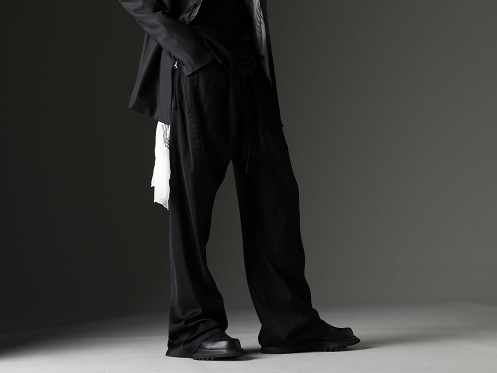 Julius 2023SS Sophisticated style with flared pants for an elegant look - 817PAM10(Cupro/Cotton/Linen Satin Flared Pants) 807FWM2(Cow Skin Side Zip Boots) - 3-002