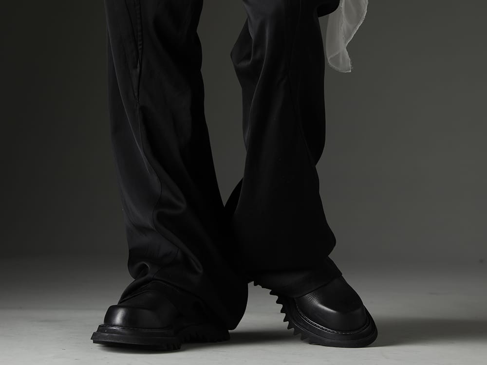 Julius 2023SS Sophisticated style with flared pants for an elegant look - 817PAM10(Cupro/Cotton/Linen Satin Flared Pants) 807FWM2(Cow Skin Side Zip Boots) - 3-005