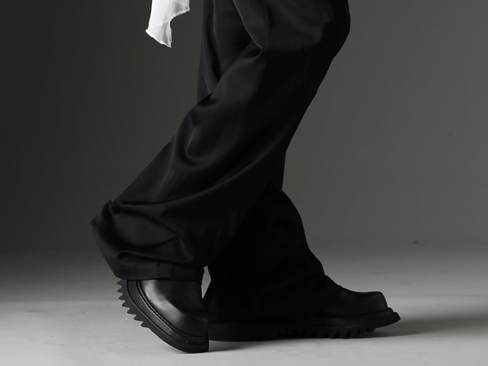 Julius 2023SS Sophisticated style with flared pants for an elegant look - 817PAM10(Cupro/Cotton/Linen Satin Flared Pants) 807FWM2(Cow Skin Side Zip Boots) - 3-006