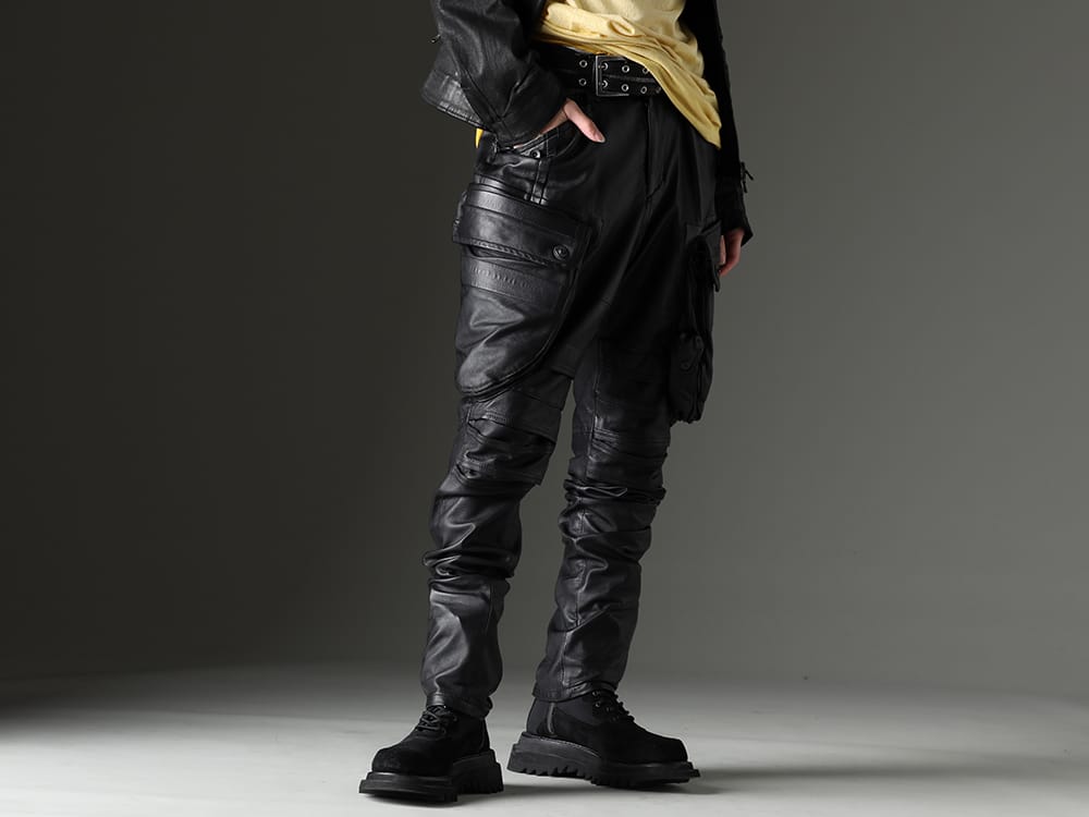 JULIUS(ユリウス) 2023SS 隅々まで考えを巡らせたディテール - 819PAM4(ラムレザー ガスマスク スキニーパンツ) 807FWM1(カウベロア レースアップ コンバットブーツ) 819ACU1-black-silver(カウレザー ジッパーベルト ブラック × シルバー) - 3-001