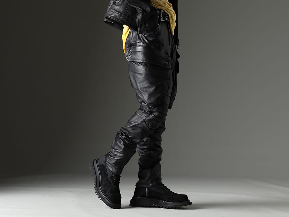 JULIUS(ユリウス) 2023SS 隅々まで考えを巡らせたディテール - 819PAM4(ラムレザー ガスマスク スキニーパンツ) 807FWM1(カウベロア レースアップ コンバットブーツ) 819ACU1-black-silver(カウレザー ジッパーベルト ブラック × シルバー) - 3-002