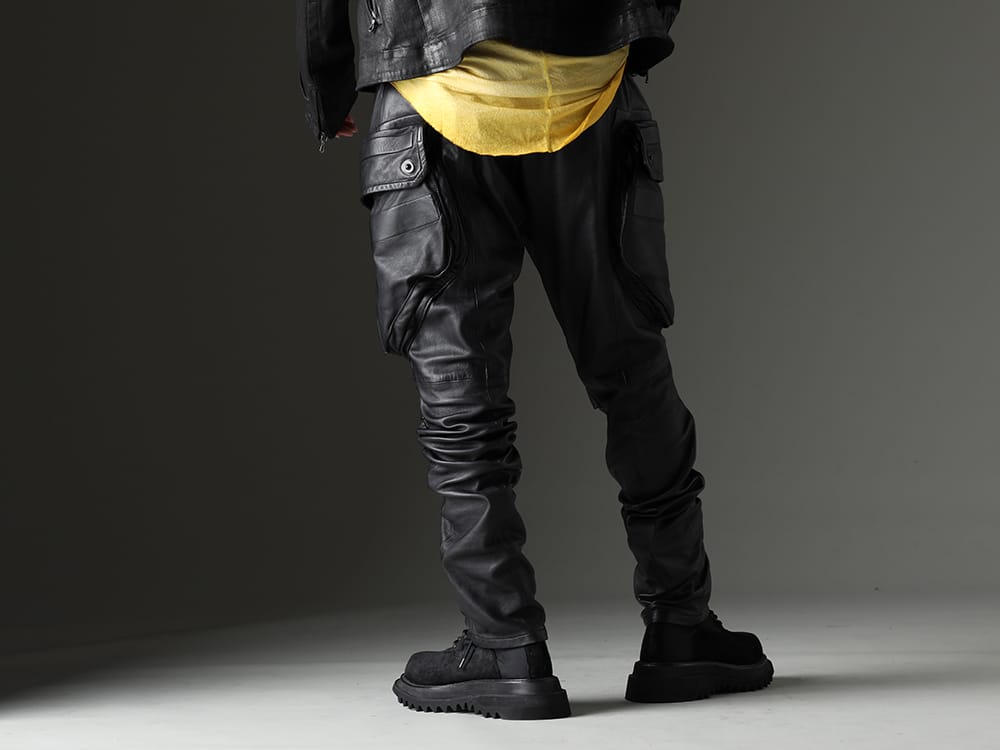 JULIUS(ユリウス) 2023SS 隅々まで考えを巡らせたディテール - 819PAM4(ラムレザー ガスマスク スキニーパンツ) 807FWM1(カウベロア レースアップ コンバットブーツ) - 3-003