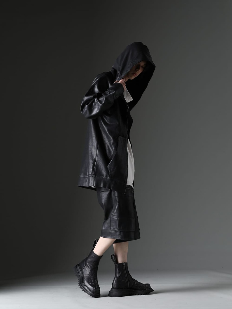 JULIUS 2023SS - Setting up a unique fabric - 819CUM1-C(Front Zip Coating Sweat Hoodie) 819CUM2-plaster(Cotton Sweat Drape Neck Short Sleeve T-Shirt Plaster) 819PAM9-C(Cotton Sweat Coating Cargo Shorts)  807FWM2-P(Cow Skin Painted Side Zip Boots) - 1-005