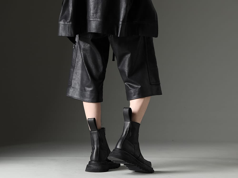JULIUS 2023SS Presence as strong as leather - 819PAM9-C(Cotton Sweat Coating Cargo Shorts)  807FWM2-P(Cow Skin Painted Side Zip Boots) - 3-003