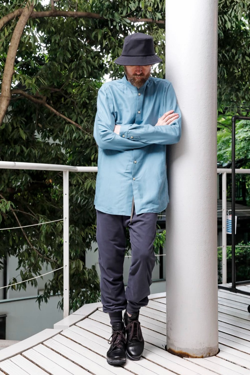 DEVOA 23SS ミニマルなデザインのセミロングマオカラーシャツ - SHN-ESCM Shirt Cotton/silk PTN-AGCJ-Blue-Gray Jogger Pants Cotton Jersey Blue-Gray FW-CSHS Leather boots GUIDI Horse leather 3-005