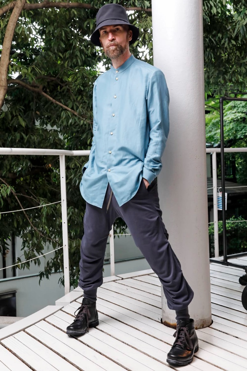 DEVOA 23SS ミニマルなデザインのセミロングマオカラーシャツ - SHN-ESCM Shirt Cotton/silk PTN-AGCJ-Blue-Gray Jogger Pants Cotton Jersey Blue-Gray FW-CSHS Leather boots GUIDI Horse leather 3-006