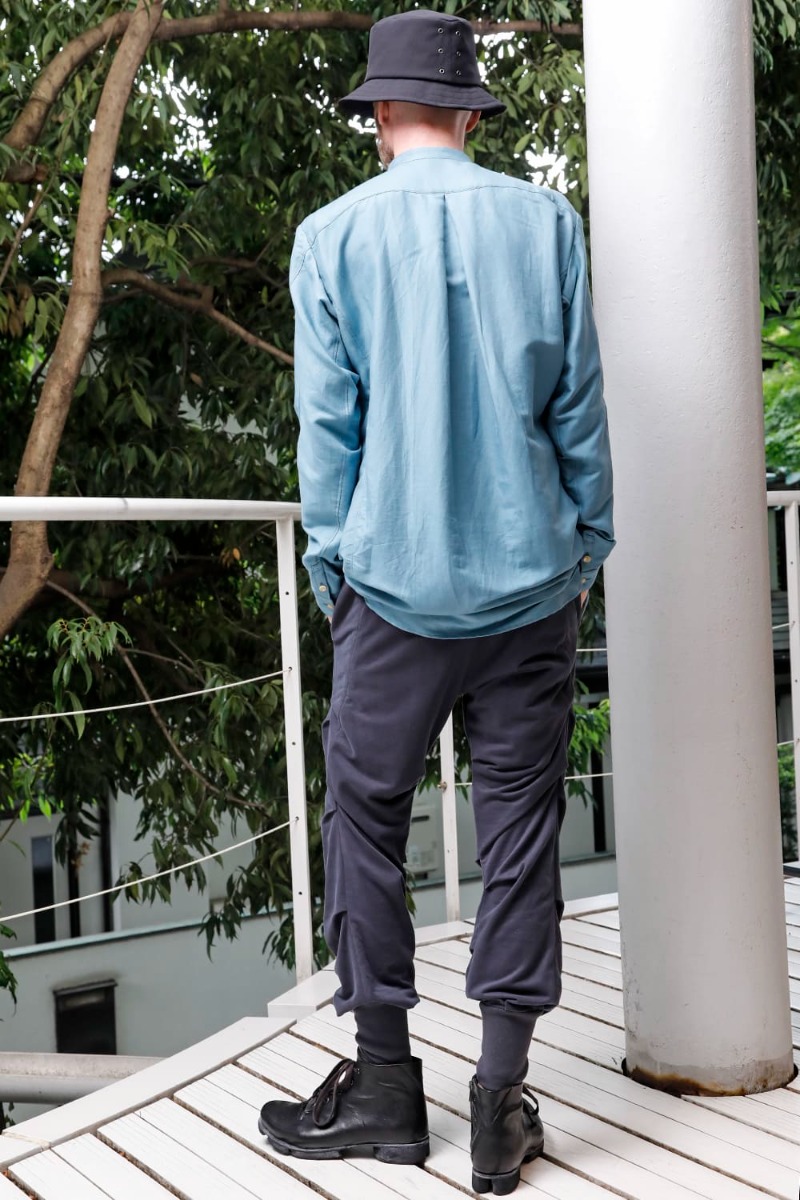 DEVOA 23SS ミニマルなデザインのセミロングマオカラーシャツ - SHN-ESCM Shirt Cotton/silk PTN-AGCJ-Blue-Gray Jogger Pants Cotton Jersey Blue-Gray FW-CSHS Leather boots GUIDI Horse leather 3-007