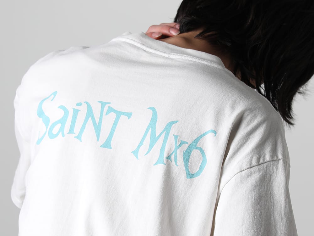 セントマイケル 2023SS - ©️SAINT M××××××(セントマイケル) 2023春夏コレクションより第6弾目のアイテムがリリース！只今より店舗・通販にて同時販売開始！ - SM-S23-0000-123(セントマイケル × ディズニー(アリス・イン・ワンダーランド) QN ショートスリーブTシャツ) - 1-004