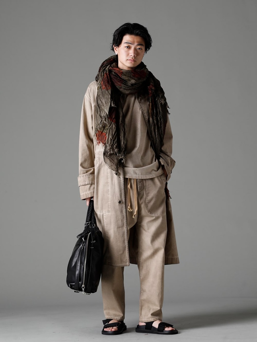 UMA WANG(ユマ・ワン) 23SS(春夏) スタイリング - コットンデニムのラインナップは、特殊な製品染である「コールドダイ」で仕上げ - UM8530-Tan ボタンアップ ルーズフィット デニム オーバーコート UM3530-Tan ドロップ クロッチ デニム パンツ タン UM1552-Tan ジョセフ トップ タン US9561-Tan メンズ サンダル タン co11fwls010-CowMineral ロング ストーン カウ ミネラル UA0292 スカーフ フルーツプリント 1-001