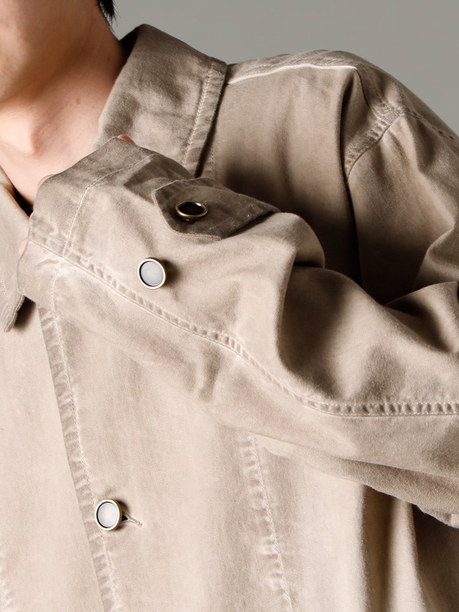 UMA WANG(ユマ・ワン) 23SS(春夏) コーディネート万能なステンカラーコートデザイン  - UM8530-Tan ボタンアップ ルーズフィット デニム オーバーコート 2-002