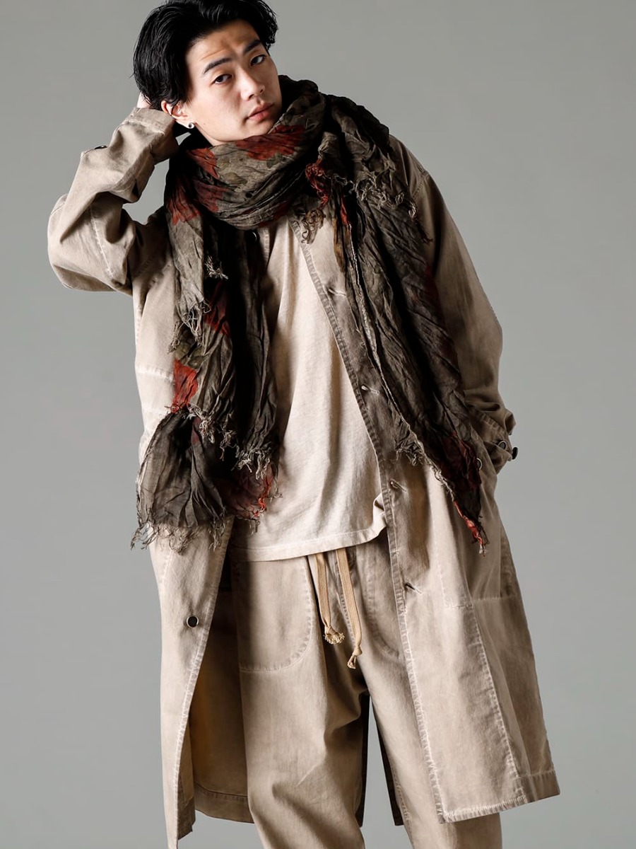 UMA WANG(ユマ・ワン) 23SS(春夏) UMA WANGのコーディネートに合う大判フローラルストールと美しい革のロングストーンバッグ - UM8530-Tan ボタンアップ ルーズフィット デニム オーバーコート UM3530-Tan ドロップ クロッチ デニム パンツ タン UM1552-Tan ジョセフ トップ タン US9561-Tan メンズ サンダル タン co11fwls010-CowMineral ロング ストーン カウ ミネラル UA0292 スカーフ フルーツプリント 3-001