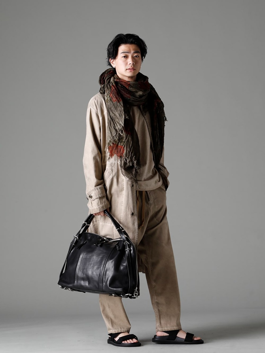 UMA WANG(ユマ・ワン) 23SS(春夏) UMA WANGのコーディネートに合う大判フローラルストールと美しい革のロングストーンバッグ - UM8530-Tan ボタンアップ ルーズフィット デニム オーバーコート UM3530-Tan ドロップ クロッチ デニム パンツ タン UM1552-Tan ジョセフ トップ タン US9561-Tan メンズ サンダル タン co11fwls010-CowMineral ロング ストーン カウ ミネラル UA0292 スカーフ フルーツプリント 3-003