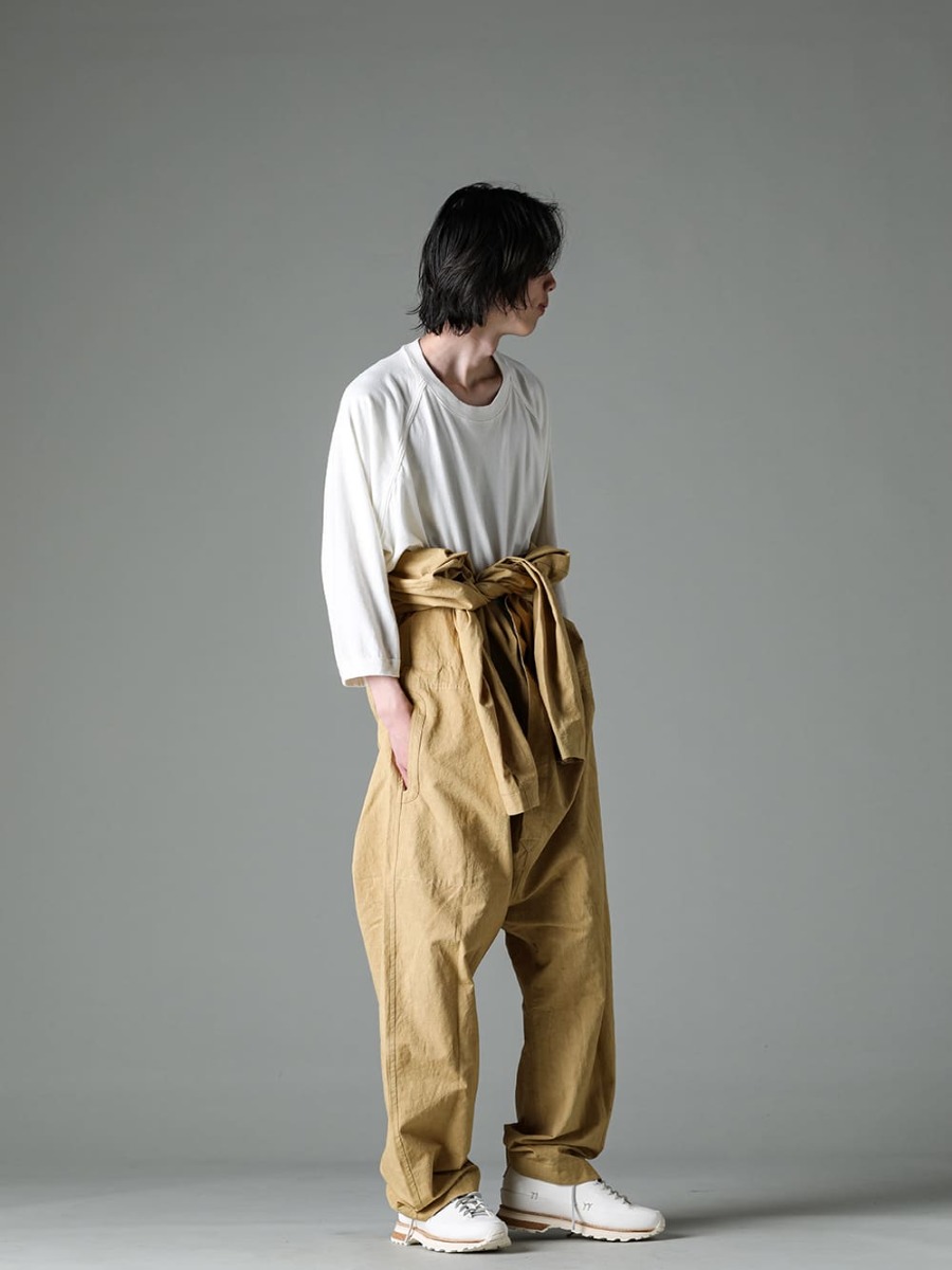 O PROJECT 23SS By adding volume in the order of tops, jumpsuits and shoes, a balanced A-line style is achieved. - O15JS1-MUSTARD-Jumpsuit Mustard Fine Canvas - O15TS2-KINARI-3/4 Sleeve Tee Cotton Hemp Jersey Kinari - Lugged-Runner-FEIT lugged runner 3-008