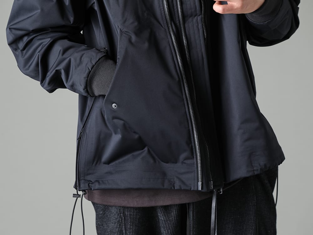 The Viridi-anne - ザ ヴィリディアン 2023SS 高機能で大人な印象のボンバージャケット  - VI-3558-06-Black - 撥水加工 ボンバージャケット ブラック - VI-3609-01-Brown-Gray - 半袖プリントTシャツ ブラウングレー 2-003