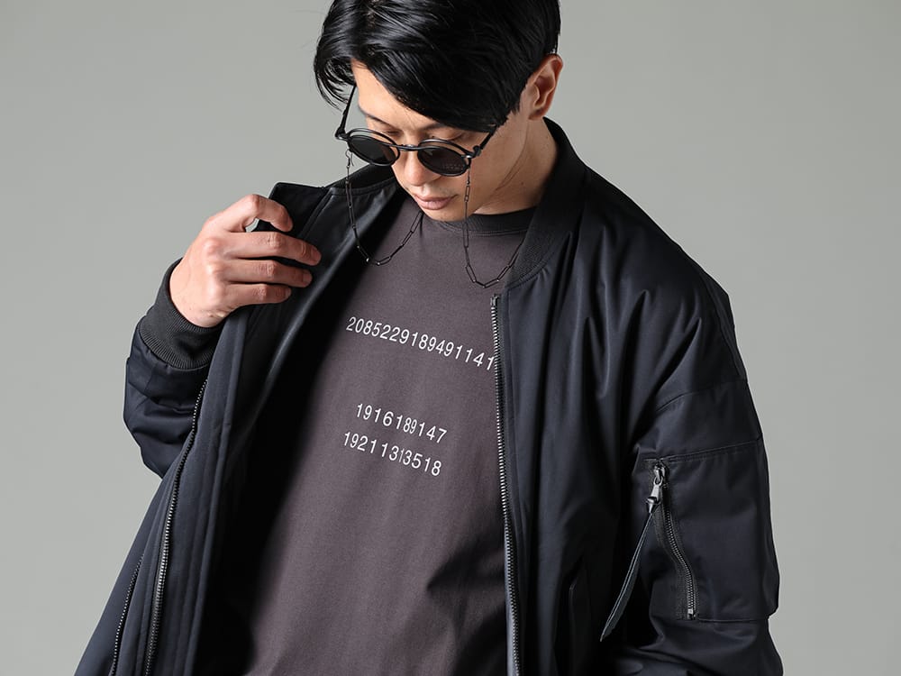 The Viridi-anne - ザ ヴィリディアン 2023SS 高機能で大人な印象のボンバージャケット  - VI-3558-06-Black - 撥水加工 ボンバージャケット ブラック - VI-3609-01-Brown-Gray - 半袖プリントTシャツ ブラウングレー - RG2001TVA-Black-Black-D.Gray - リガーズ コラボレーション サングラス RG2001TVA ブラック / ブラック / D.グレー - AT003TVA-Black - リガーズ コラボレーション ホルダーチェーン ブラック 2-007