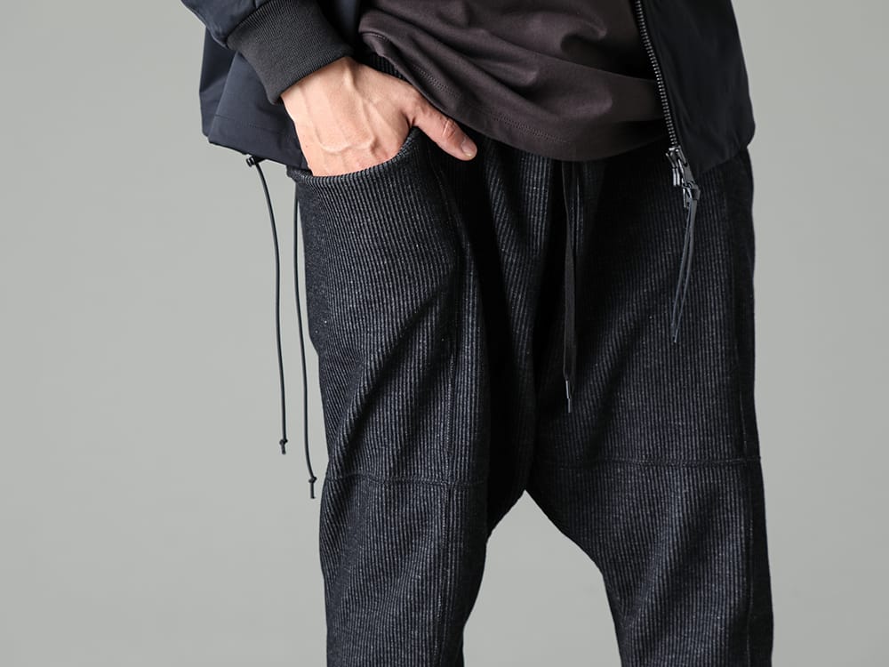 The Viridi-anne - ザ ヴィリディアン 2023SS 春夏のスタイリングで重宝する変形パンツ - VI-3595-04-Black - ストライプ ニット ドロップクロッチ パンツ ブラック 3-007