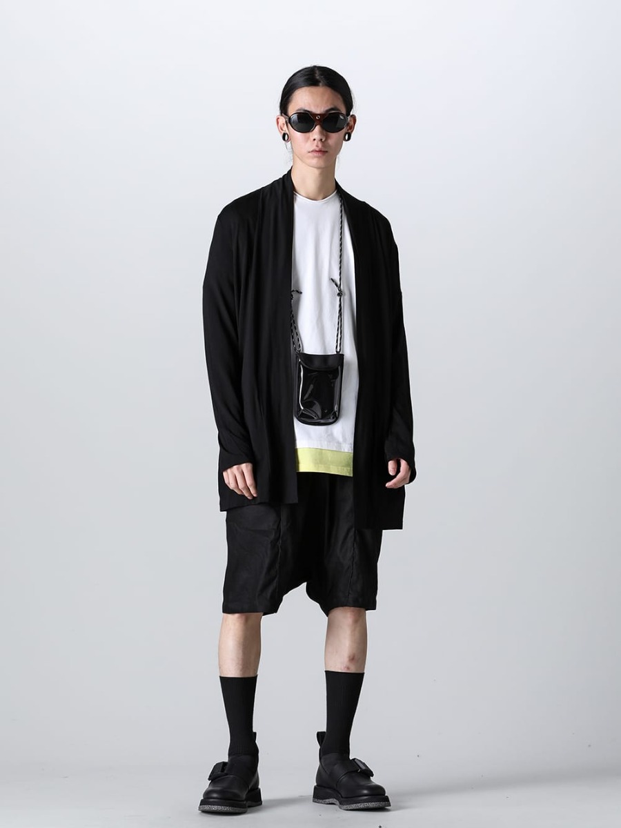 RIPVANWINKLE - リップヴァンウィンクル 2023SS スタイリング - RIPVANWINKLE 23SS アナトリア ポーチスタイル アナトリアとポーチの小物使いにレイヤードドルマンTを合わせたシンプルなスタイル - RW-502-Black - ソリッド ジャージー カーデ ブラック - RW-546-White - レイヤード ドルマンT ホワイト - RW-537 - サルエル ジョッパーショーツ - タクティカル ダービーゴア - RW-553-Bekkou - アナトリア べっ甲 - RW-550 - モバイル ポーチ 1-001