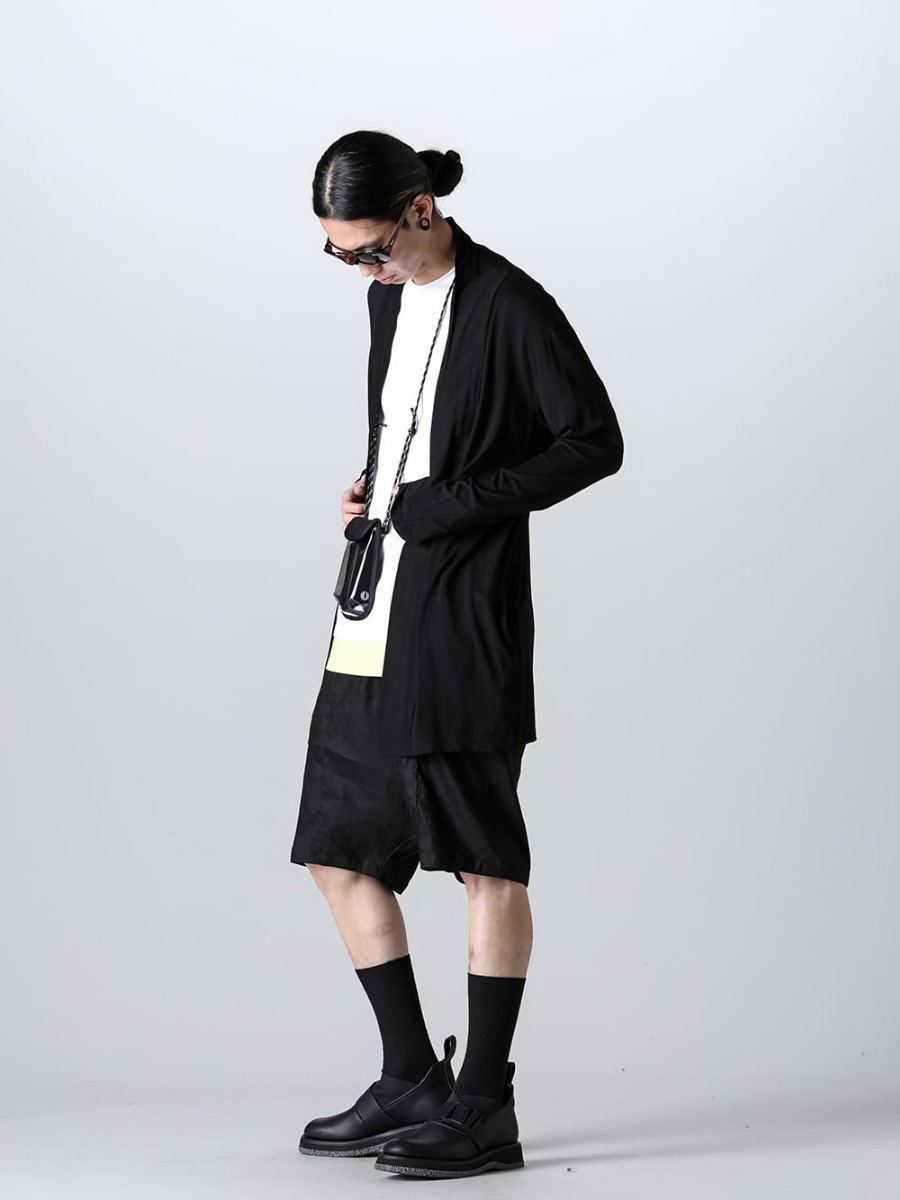 RIPVANWINKLE - リップヴァンウィンクル 2023SS スタイリング アナトリアとポーチの小物使いにレイヤードドルマンTを合わせたシンプルなスタイル - RW-502-Black - ソリッド ジャージー カーデ ブラック - RW-546-White - レイヤード ドルマンT ホワイト - RW-537 - サルエル ジョッパーショーツ - タクティカル ダービーゴア - RW-553-Bekkou - アナトリア べっ甲 - RW-550 - モバイル ポーチ 1-002