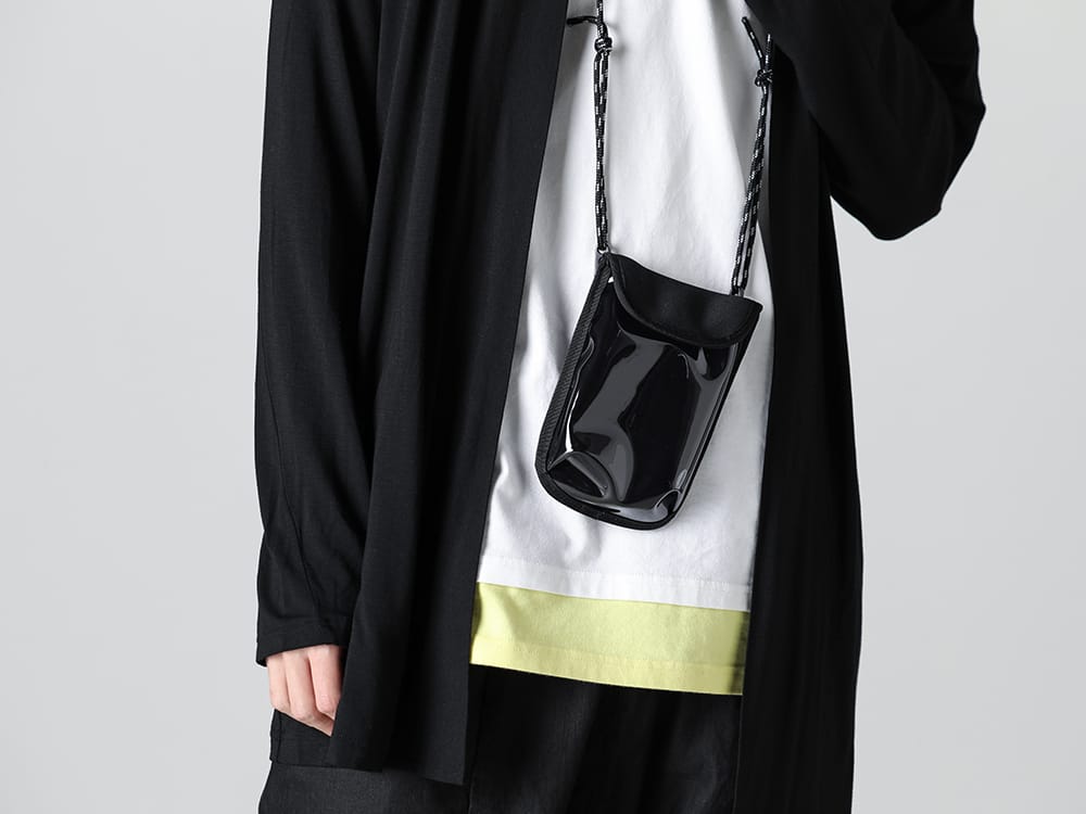 RIPVANWINKLE - リップヴァンウィンクル 2023SS ミニマルな印象のスタイリングにアナトリアとモバイルポーチでアクティブな印象をプラス  - RW-502-Black - ソリッド ジャージー カーデ ブラック - RW-546-White - レイヤード ドルマンT ホワイト - RW-550 - モバイル ポーチ 2-006