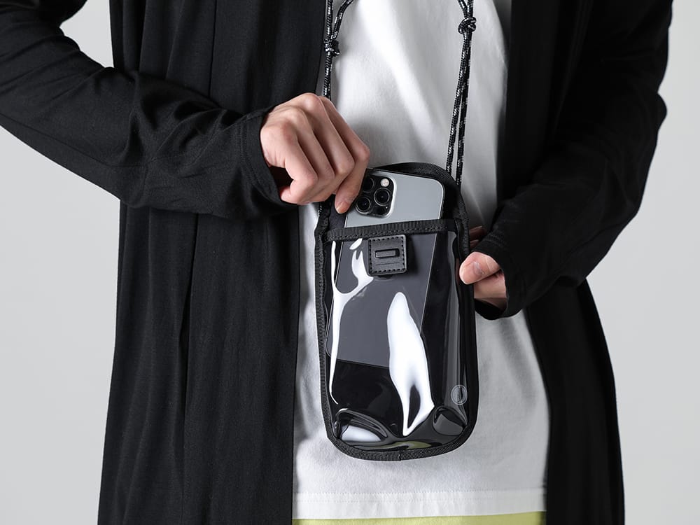 RIPVANWINKLE - リップヴァンウィンクル 2023SS ミニマルな印象のスタイリングにアナトリアとモバイルポーチでアクティブな印象をプラス  - RW-502-Black - ソリッド ジャージー カーデ ブラック - RW-546-White - レイヤード ドルマンT ホワイト - RW-550 - モバイル ポーチ 2-007