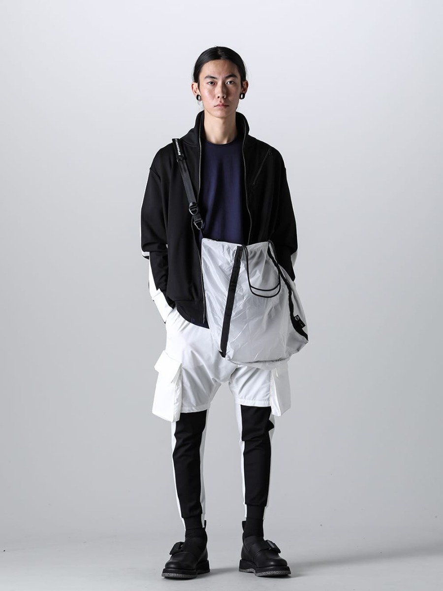 RIPVANWINKLE 2023SS Styling - RIPVANWINKLE 23SS Packable tote monotone style Sporty style with contrast of black and white and navy - RW-526 - Line Track Jersey - RW-547-Navy×Black - Dolman-T Navy×Black - RW-538-White - Bush Shorts White - RW-551 - Packable Tote - RW-552 - Strap 1-001