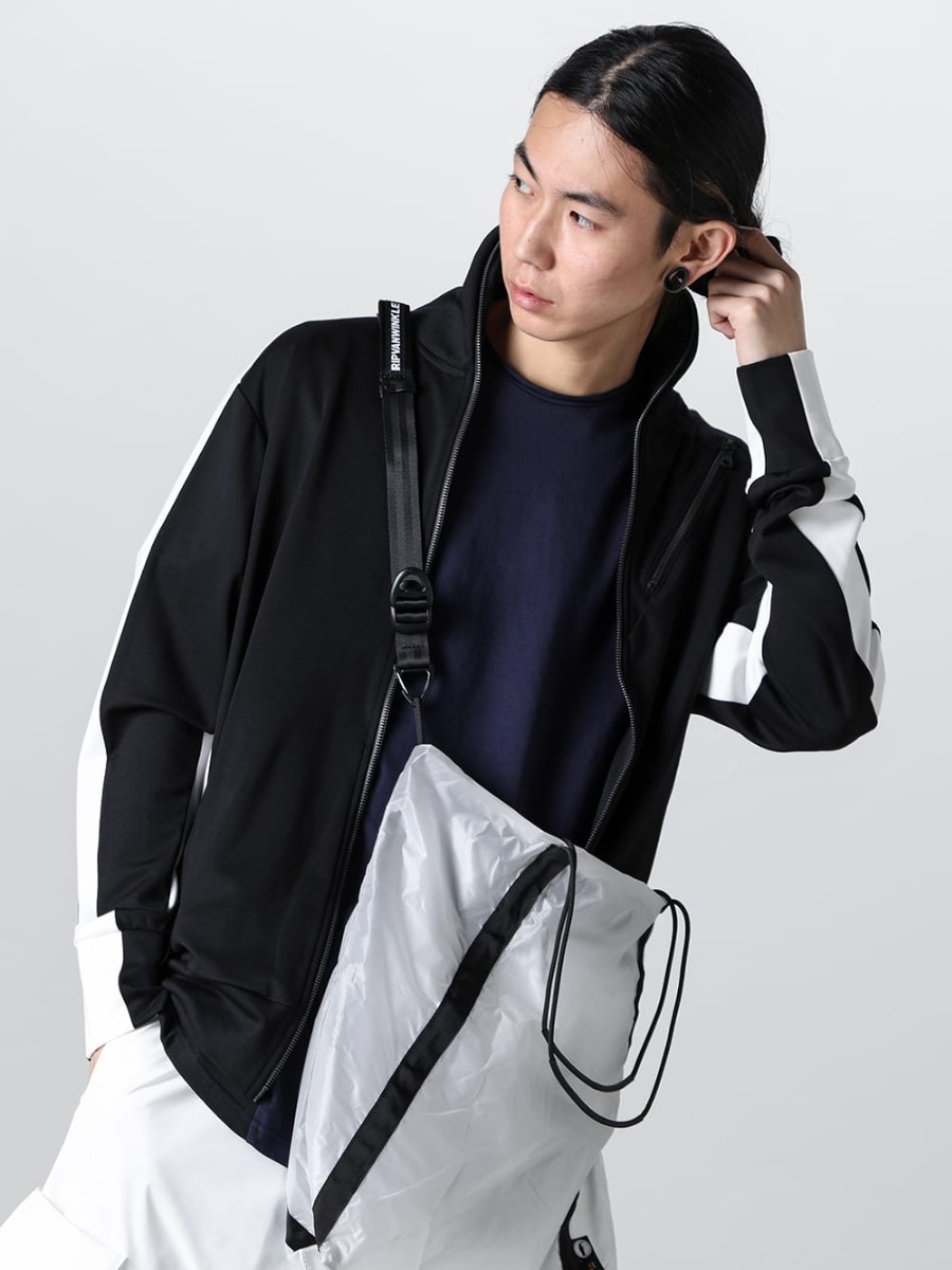 RIPVANWINKLE 2023SS The packable tote bag can be changed from a tote bag to a shoulder bag by attaching the strap (sold separately) to the loop attached to the side of the bag. - 耐久性に優れ、防汚機能も併せ持つCORDURAリップストップを使用したパッカブルトート。 RW-526 - Line Track Jersey - RW-547-Navy×Black - Dolman-T Navy×Black - RW-551 - Packable Tote - RW-552 - Strap 2-001