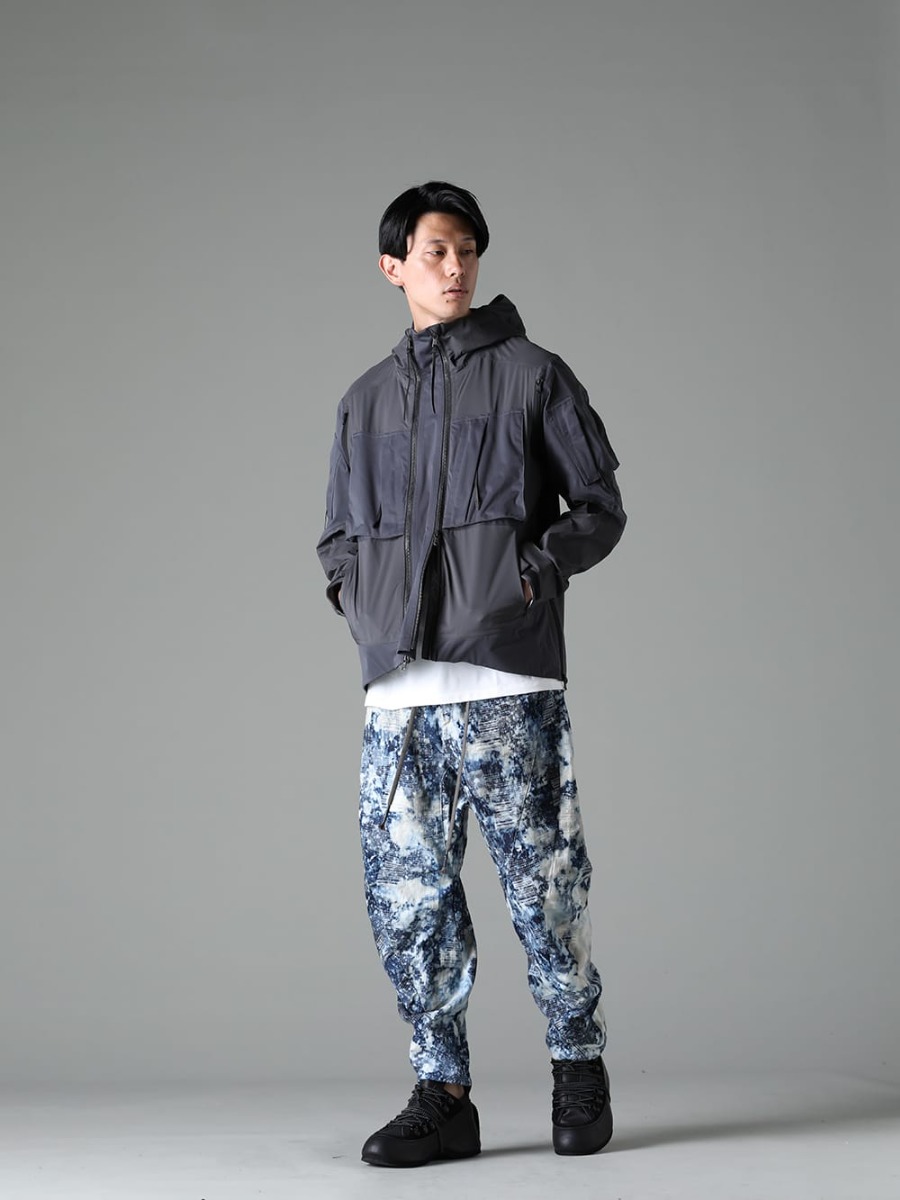 The Viridi-anne / D.HYGEN 2023SS Styling - A mix of two brands in a style appropriate for rainy days - A new style with light colors as the main theme - VI-3557-06-Dark-Gray(Water Repellent Hooded Jacket Dark Gray) VI-3609-01-Off-White(Short Sleeve Printed T-Shirt Off White) ST107-1023S(Splash Bleach Patchwork Jacquard Stretch Cotton Tapered Cropped Pants) VI-3620-09-Black(In-Heel Shoes Black) - 1-001