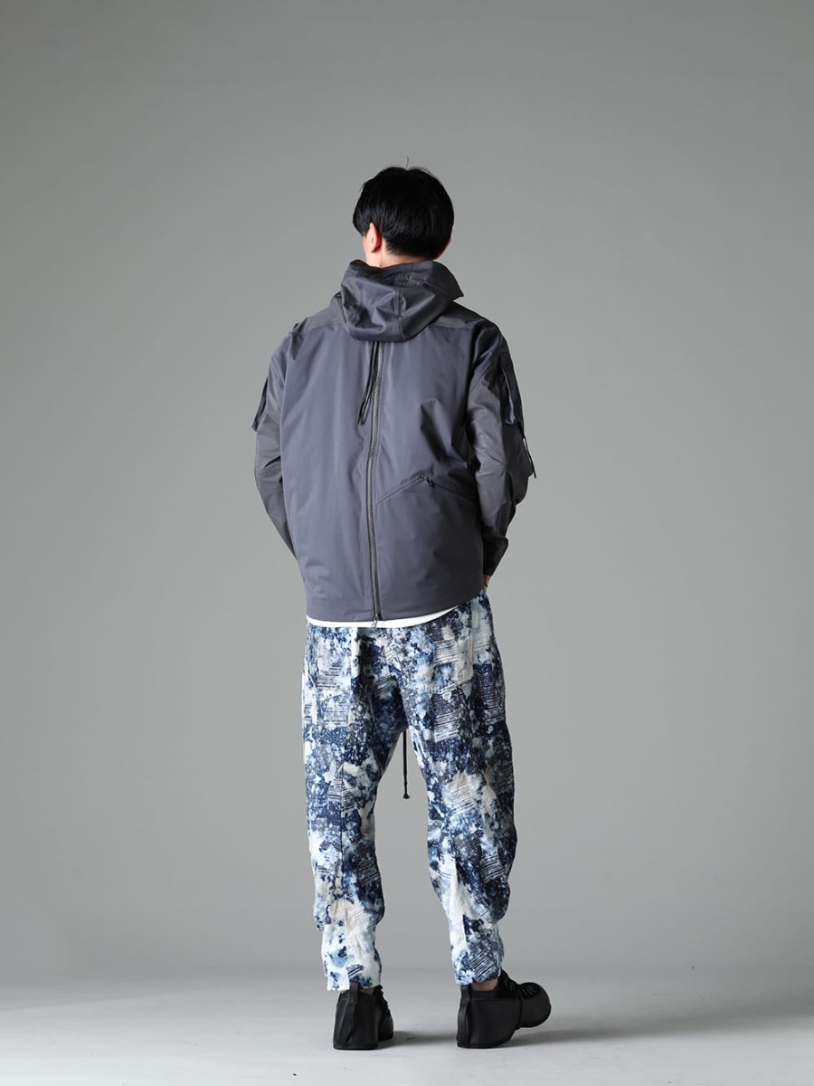 The Viridi-anne / D.HYGEN 2023SS - A new style with light colors as the main theme - VI-3557-06-Dark-Gray(Water Repellent Hooded Jacket Dark Gray) VI-3609-01-Off-White(Short Sleeve Printed T-Shirt Off White) ST107-1023S(Splash Bleach Patchwork Jacquard Stretch Cotton Tapered Cropped Pants) VI-3620-09-Black(In-Heel Shoes Black) - 1-003