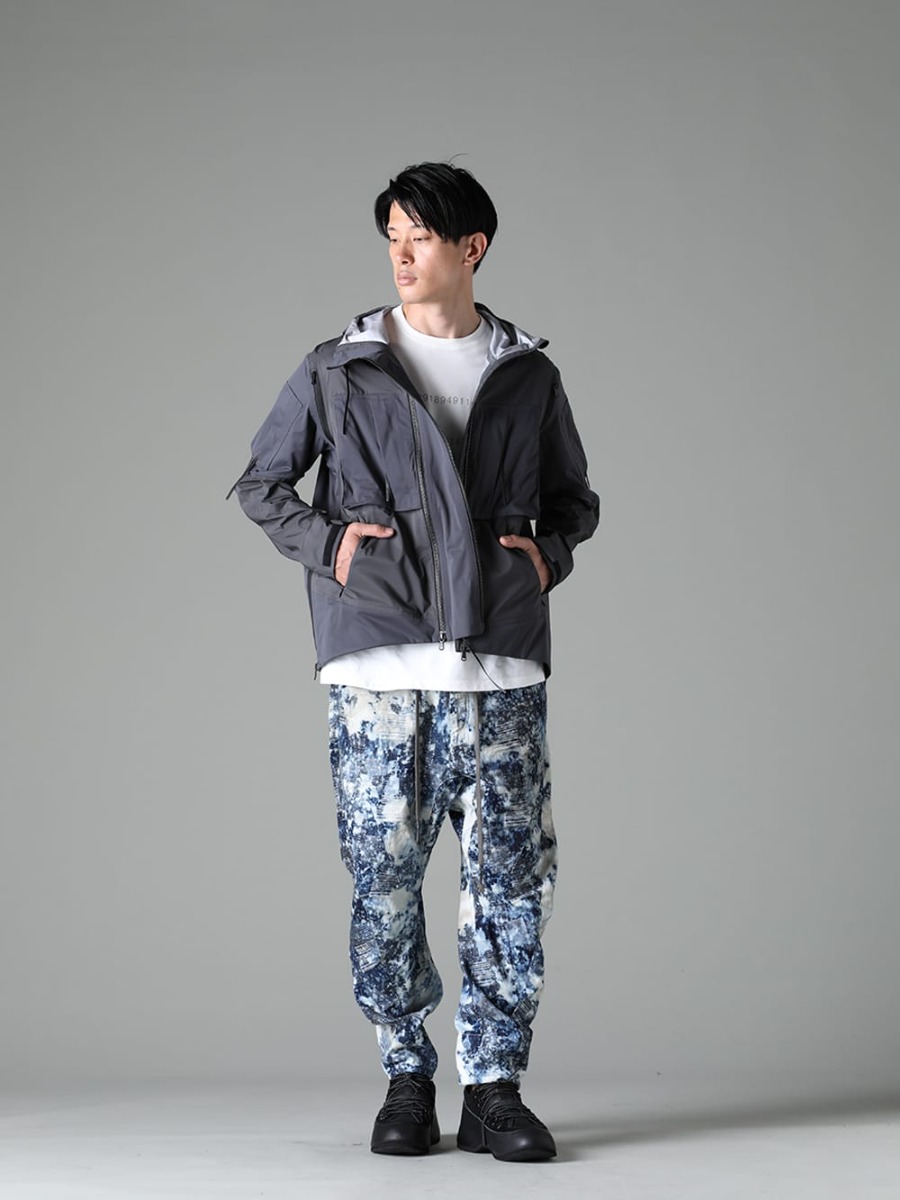 The Viridi-anne / D.HYGEN 2023SS - A new style with light colors as the main theme - VI-3557-06-Dark-Gray(The Viridi-anne / D.HYGEN 2023SS - A new style with light colors as the main theme - VI-3557-06-Dark-Gray(Water Repellent Hooded Jacket Dark Gray) VI-3609-01-Off-White(Short Sleeve Printed T-Shirt Off White) ST107-1023S(Splash Bleach Patchwork Jacquard Stretch Cotton Tapered Cropped Pants) VI-3620-09-Black(In-Heel Shoes Black) - 1-004