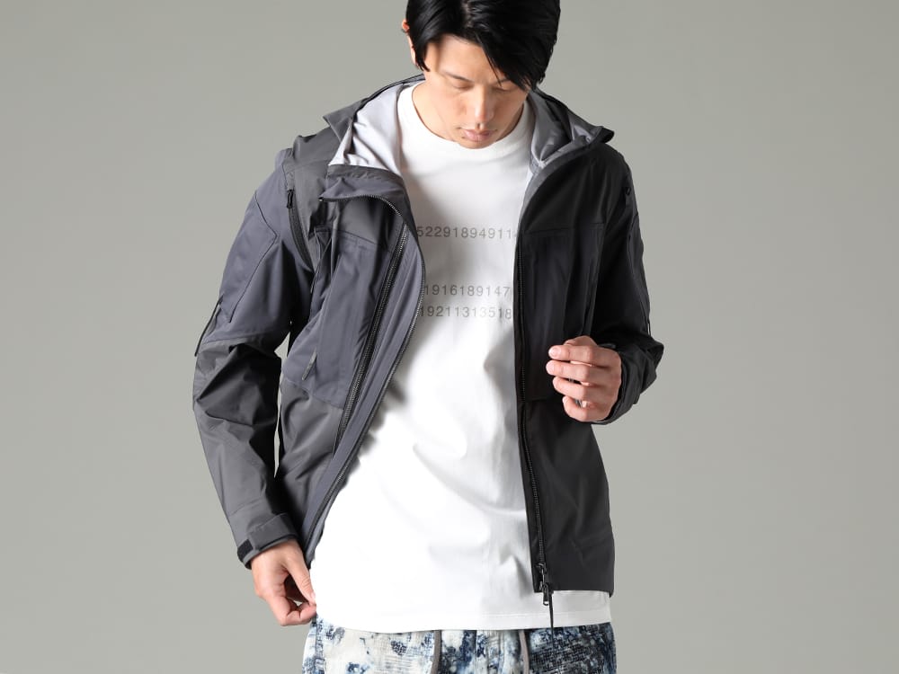 The Viridi-anne 2023SS - Ideal styling for the changing spring season with its rainy days - VI-3557-06-Dark-Gray(Water Repellent Hooded Jacket Dark Gray) VI-3609-01-Off-White(Short Sleeve Printed T-Shirt Off White) - 2-004