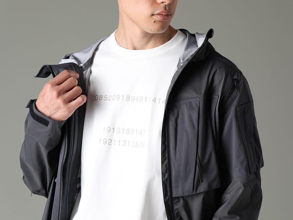 The Viridi-anne 2023SS - Ideal styling for the changing spring season with its rainy days - VI-3557-06-Dark-Gray(Water Repellent Hooded Jacket Dark Gray) VI-3609-01-Off-White(Short Sleeve Printed T-Shirt Off White) - 2-013