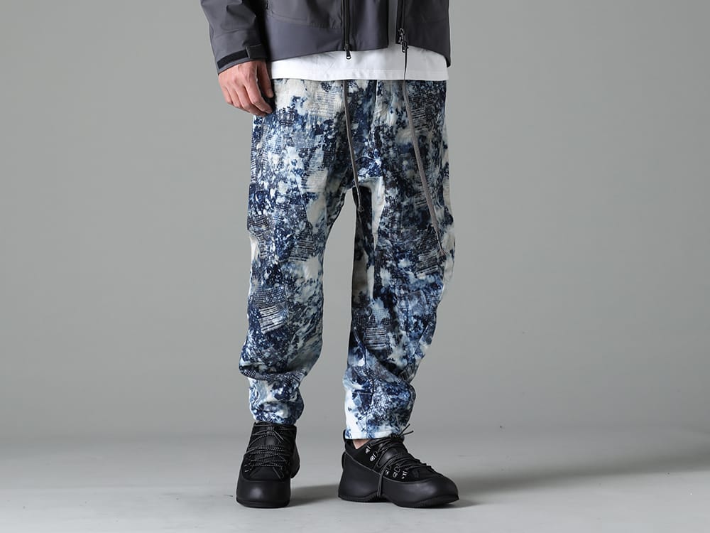 The Viridi-anne / D.HYGEN 2023SS Impactful item with several types of processing - ST107-1023S(Splash Bleach Patchwork Jacquard Stretch Cotton Tapered Cropped Pants) VI-3620-09-Black(In-Heel Shoes Black) - 3-001