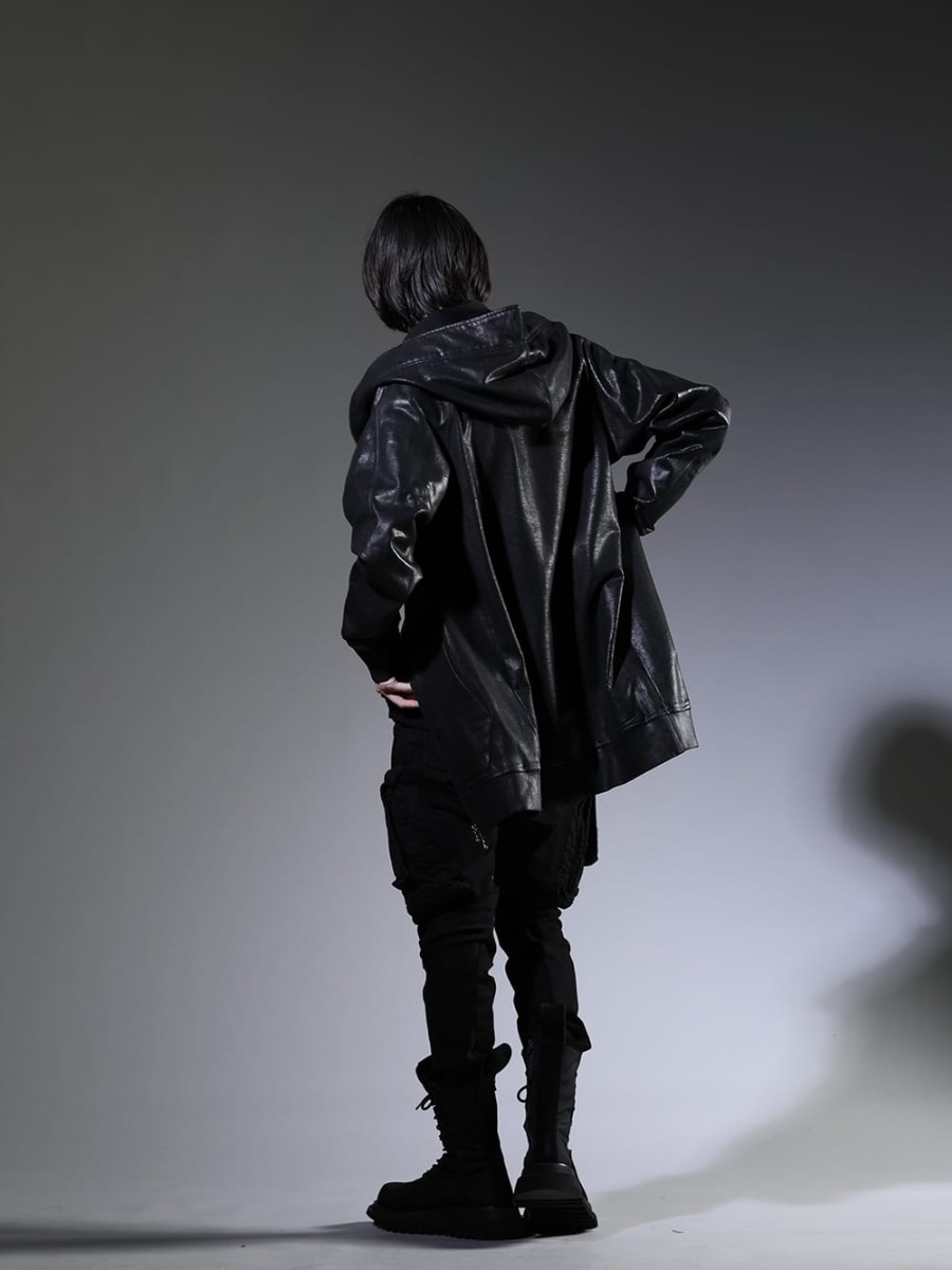 JULIUS(ユリウス) 2023SS - モードスタイルの王道ブラックコーディネート - 819CUM1-C(フロントジップ コーティング スウェットフーディー) 817CPM2(コットン/モダール ジャージ プリント ショートスリーブTシャツ) 807PAM6-BK(10.5oz ストレッチデニム ダメージペイント カーゴスキニーデニム) 807FWM1(カウベロア レースアップ コンバットブーツ) - 1-003