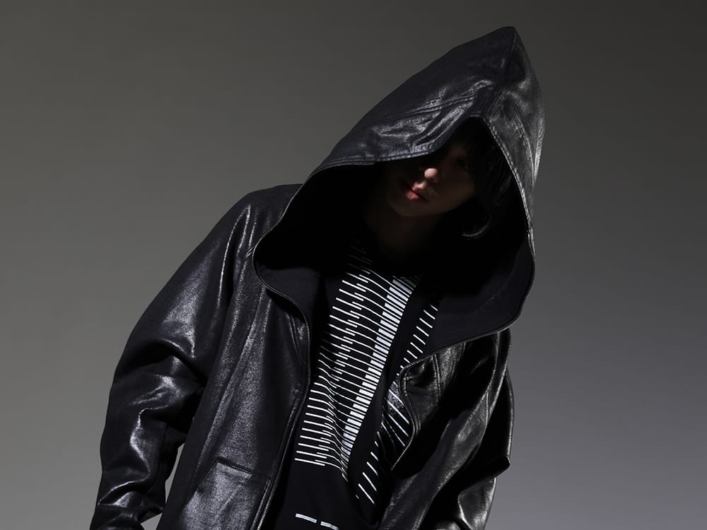 JULIUS(ユリウス) 2023SS - コーティングコットンが演出するブランドの世界観 - 819CUM1-C(フロントジップ コーティング スウェットフーディー) 817CPM2(コットン/モダール ジャージ プリント ショートスリーブTシャツ)   - 2-007