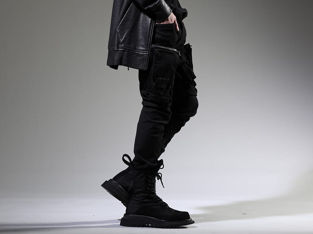 JULIUS(ユリウス) 2023SS 魅力的なユニークデザインと快適な着用感 - 807PAM6-BK(10.5oz ストレッチデニム ダメージペイント カーゴスキニーデニム) 807FWM1(カウベロア レースアップ コンバットブーツ) - 3-002