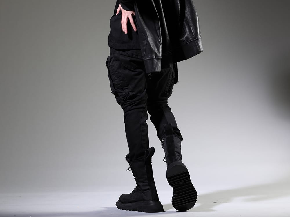 JULIUS(ユリウス) 2023SS 魅力的なユニークデザインと快適な着用感 - 807PAM6-BK(10.5oz ストレッチデニム ダメージペイント カーゴスキニーデニム) 807FWM1(カウベロア レースアップ コンバットブーツ) - 3-003