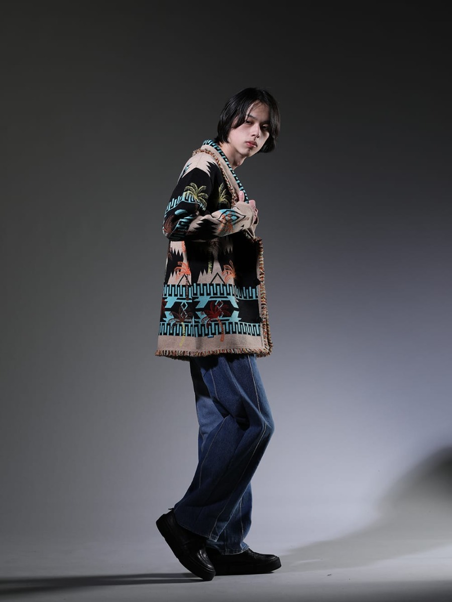 アラヌイ / ユリウス / インク / グイディ 2023SS - デザイン性のある柄を組み込みながらも、大人な雰囲気漂うカジュアルスタイル - LMHS23-050(パームツリー ジャカード アイコンカーディガン) 787CUM3(DUSK ツイスト タック ショートスリーブTシャツ) ink23-12-M-2(ジャンブルパンツ - M2) GJ02-BLKT(レースアップブーツ - ホースフルグレインレザー - GJ02) - 1-002