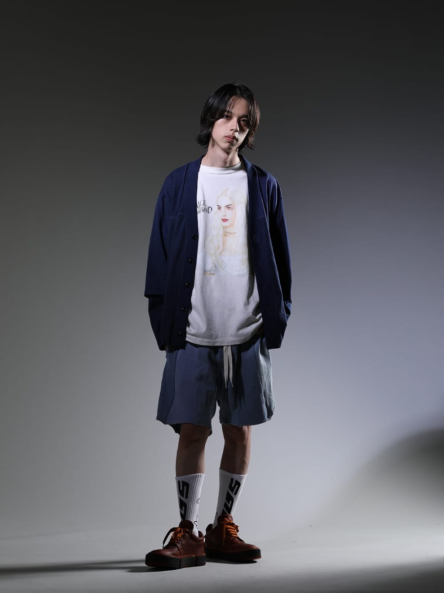 インク / セントマイケル / グイディ 2023SS スタイリング - カラー違いのカーディガンとショーツで合わせた、今からの時期に活躍するカジュアルな2スタイル - 同型のカラー違いで雰囲気を変える2スタイル - ink23-05-Navy(アップサイドダウン カーディガン ネイビー) SM-S23-0000-123(セントマイケル × ディズニー(アリス・イン・ワンダーランド) QN ショートスリーブTシャツ) ink23-14-Sax(ミリタリーショーツ サックス) SM-S23-0000-105(Angel ソックス ホワイト) GJ02-CO98T(レースアップブーツ - ホースフルグレインレザー) - 1-001