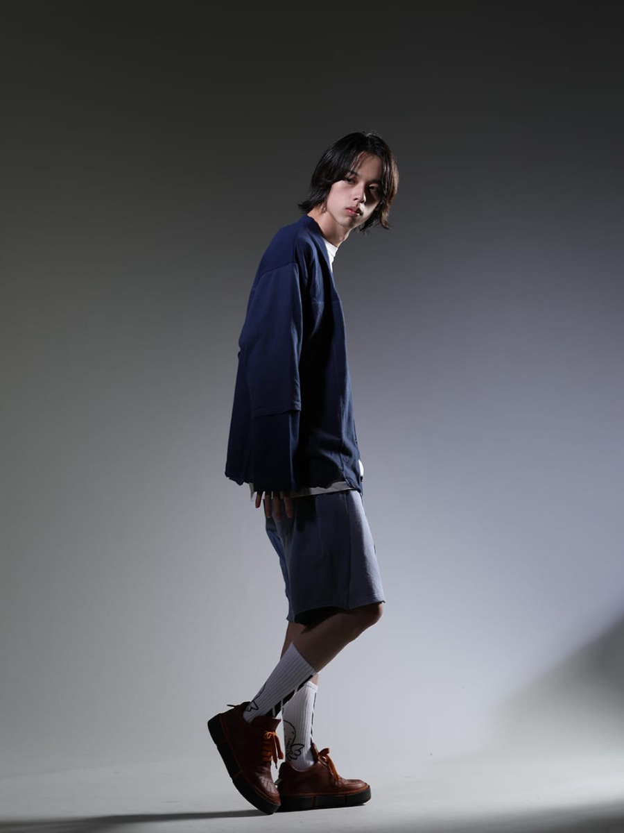 インク / セントマイケル / グイディ 2023SS - 同型のカラー違いで雰囲気を変える2スタイル - ink23-05-Navy(アップサイドダウン カーディガン ネイビー) SM-S23-0000-123(セントマイケル × ディズニー(アリス・イン・ワンダーランド) QN ショートスリーブTシャツ) ink23-14-Sax(ミリタリーショーツ サックス) SM-S23-0000-105(Angel ソックス ホワイト) GJ02-CO98T(レースアップブーツ - ホースフルグレインレザー) - 1-002