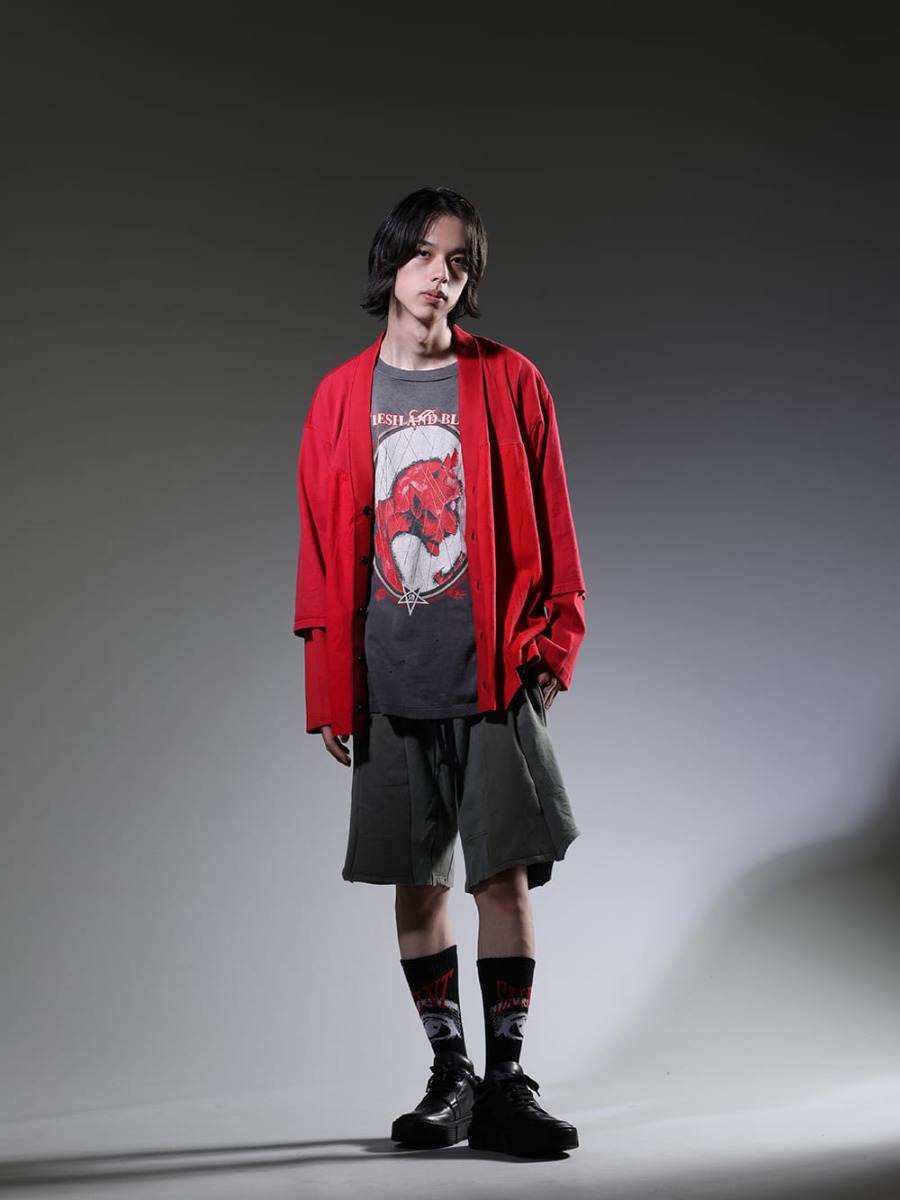 インク / セントマイケル / グイディ 2023SS スタイリング - カラー違いのカーディガンとショーツで合わせた、今からの時期に活躍するカジュアルな2スタイル - 同型のカラー違いで雰囲気を変える2スタイル - ink23-05-Red(アップサイドダウン カーディガン レッド) SM-S23-0000-002(DEVIL ショートスリーブTシャツ) ink23-14-Khaki(ミリタリーショーツ カーキ) SM-S23-0000-101(EYE ソックス ブラック) GJ02-BLKT(レースアップブーツ - ホースフルグレインレザー) - 1-004