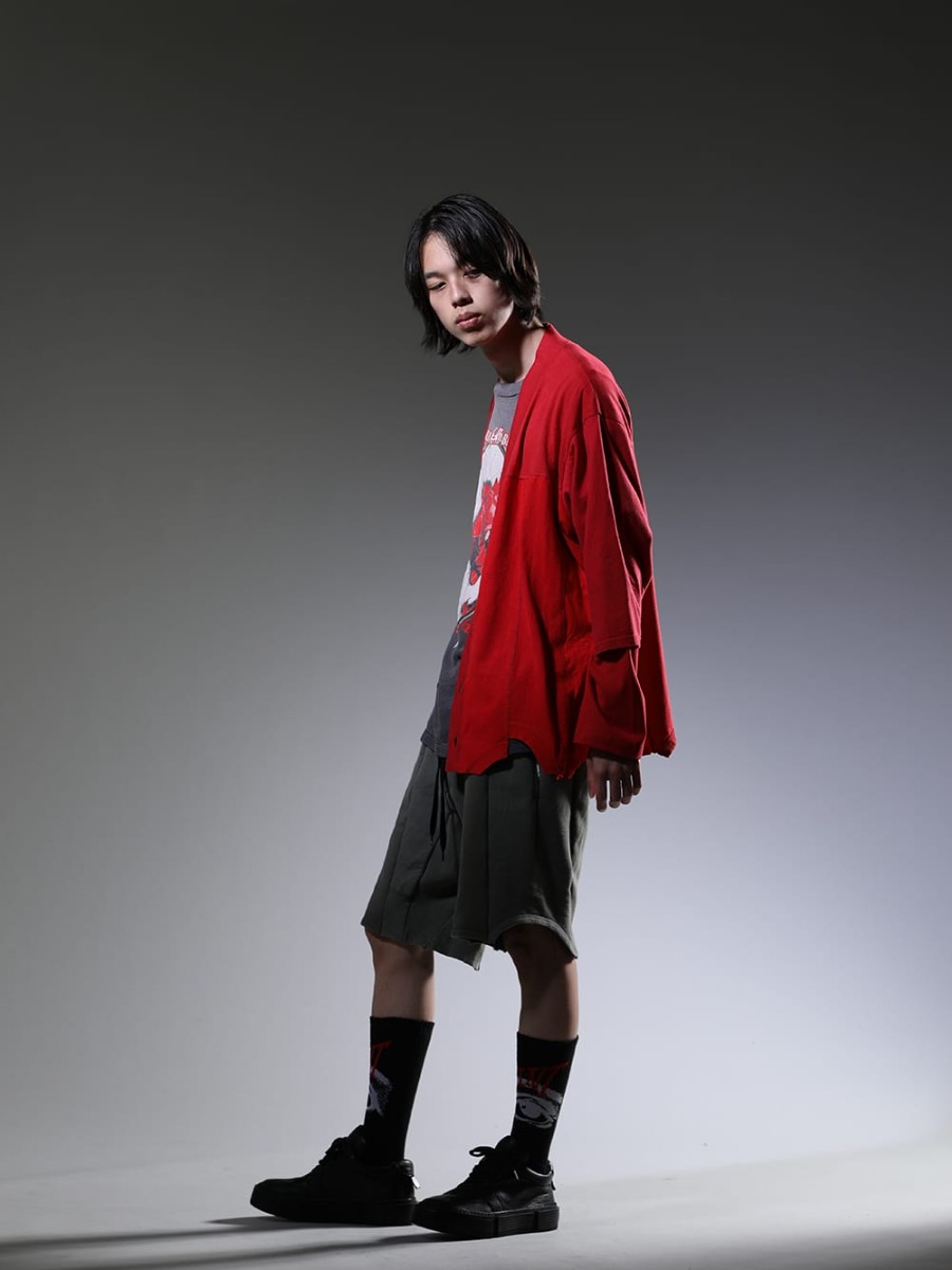 インク / セントマイケル / グイディ 2023SS - 同型のカラー違いで雰囲気を変える2スタイル - ink23-05-Red(アップサイドダウン カーディガン レッド) SM-S23-0000-002(DEVIL ショートスリーブTシャツ) ink23-14-Khaki(ミリタリーショーツ カーキ) SM-S23-0000-101(EYE ソックス ブラック) GJ02-BLKT(レースアップブーツ - ホースフルグレインレザー) - 1-005