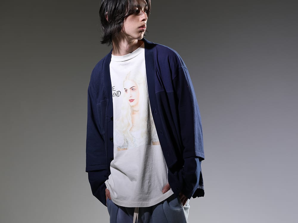 インク / セントマイケル 2023SS - Tシャツをリメイクしたユニークさを感じるカーディガン - ink23-05-Navy(アップサイドダウン カーディガン ネイビー) SM-S23-0000-123(セントマイケル × ディズニー(アリス・イン・ワンダーランド) QN ショートスリーブTシャツ) - 2-001