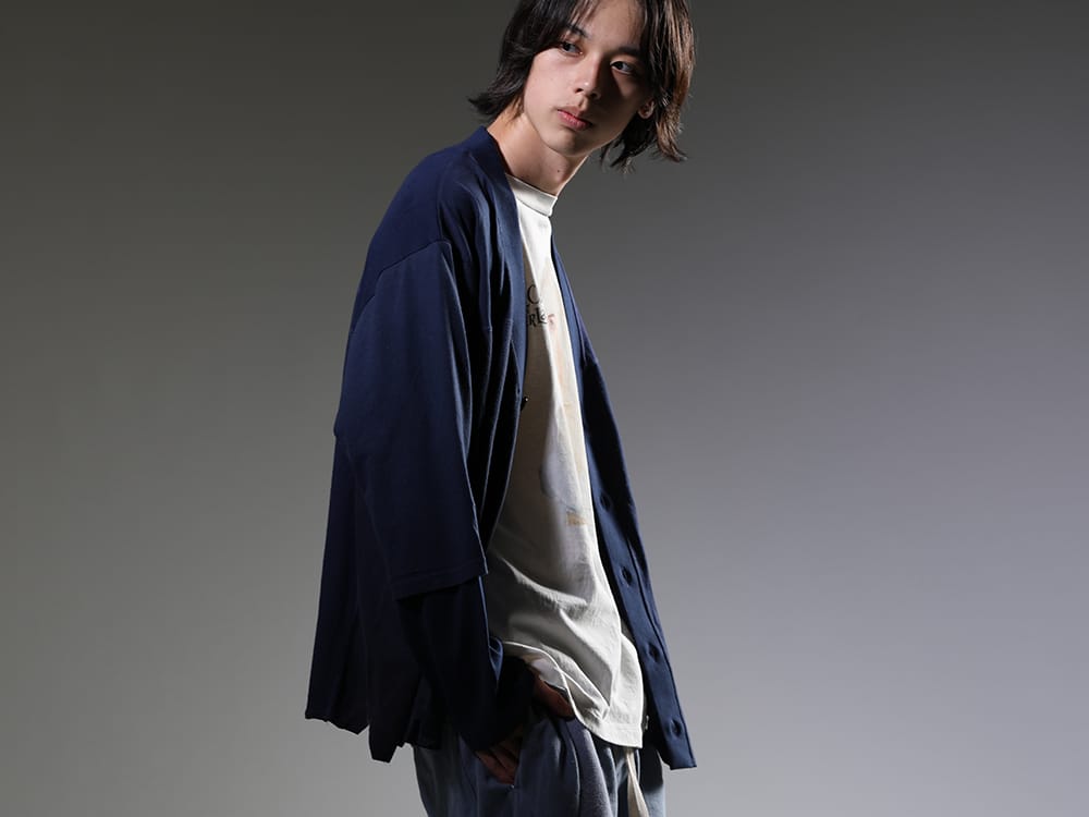 インク / セントマイケル 2023SS - Tシャツをリメイクしたユニークさを感じるカーディガン - ink23-05-Navy(アップサイドダウン カーディガン ネイビー) SM-S23-0000-123(セントマイケル × ディズニー(アリス・イン・ワンダーランド) QN ショートスリーブTシャツ) - 2-002