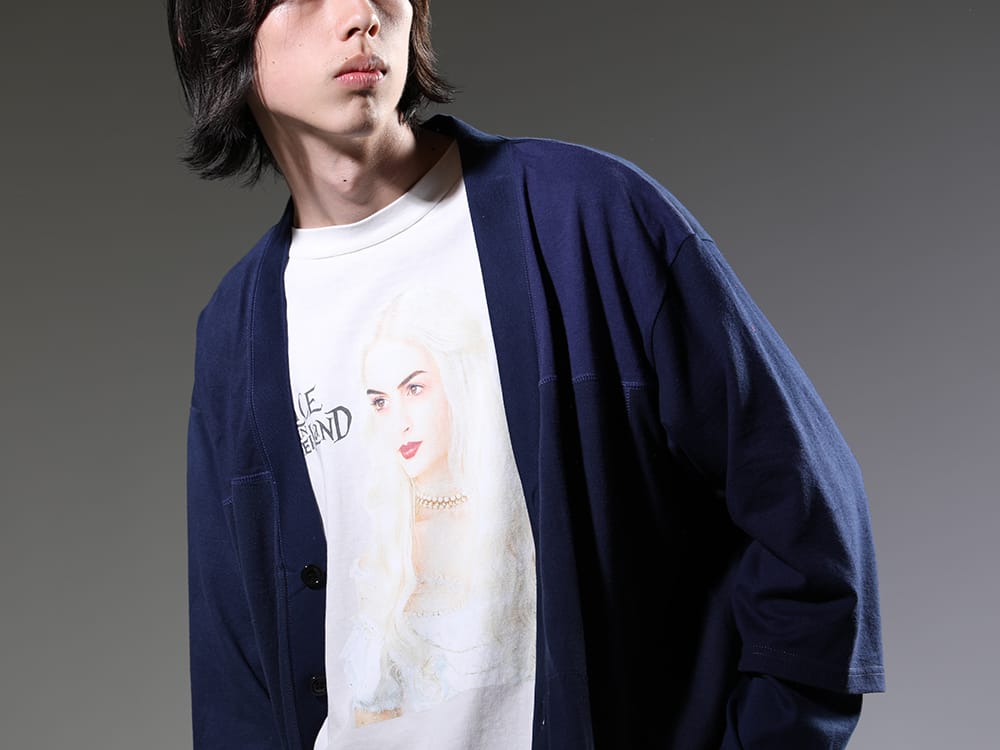 インク / セントマイケル 2023SS - Tシャツをリメイクしたユニークさを感じるカーディガン - ink23-05-Navy(アップサイドダウン カーディガン ネイビー) SM-S23-0000-123(セントマイケル × ディズニー(アリス・イン・ワンダーランド) QN ショートスリーブTシャツ) - 2-004