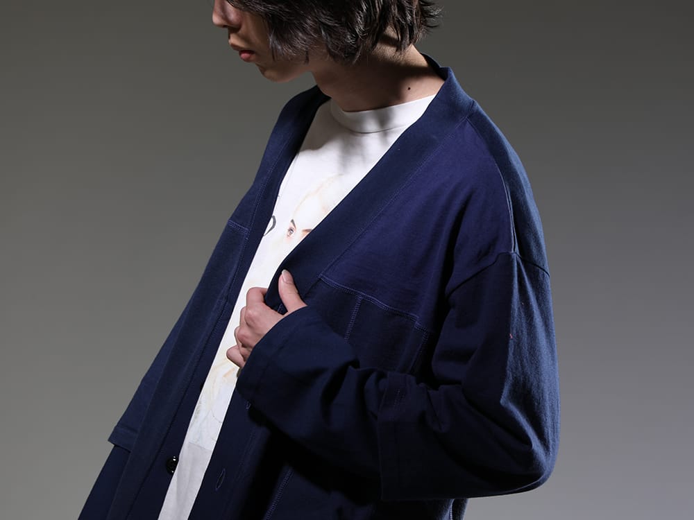 インク / セントマイケル 2023SS - Tシャツをリメイクしたユニークさを感じるカーディガン - ink23-05-Navy(アップサイドダウン カーディガン ネイビー) SM-S23-0000-123(セントマイケル × ディズニー(アリス・イン・ワンダーランド) QN ショートスリーブTシャツ) - 2-005