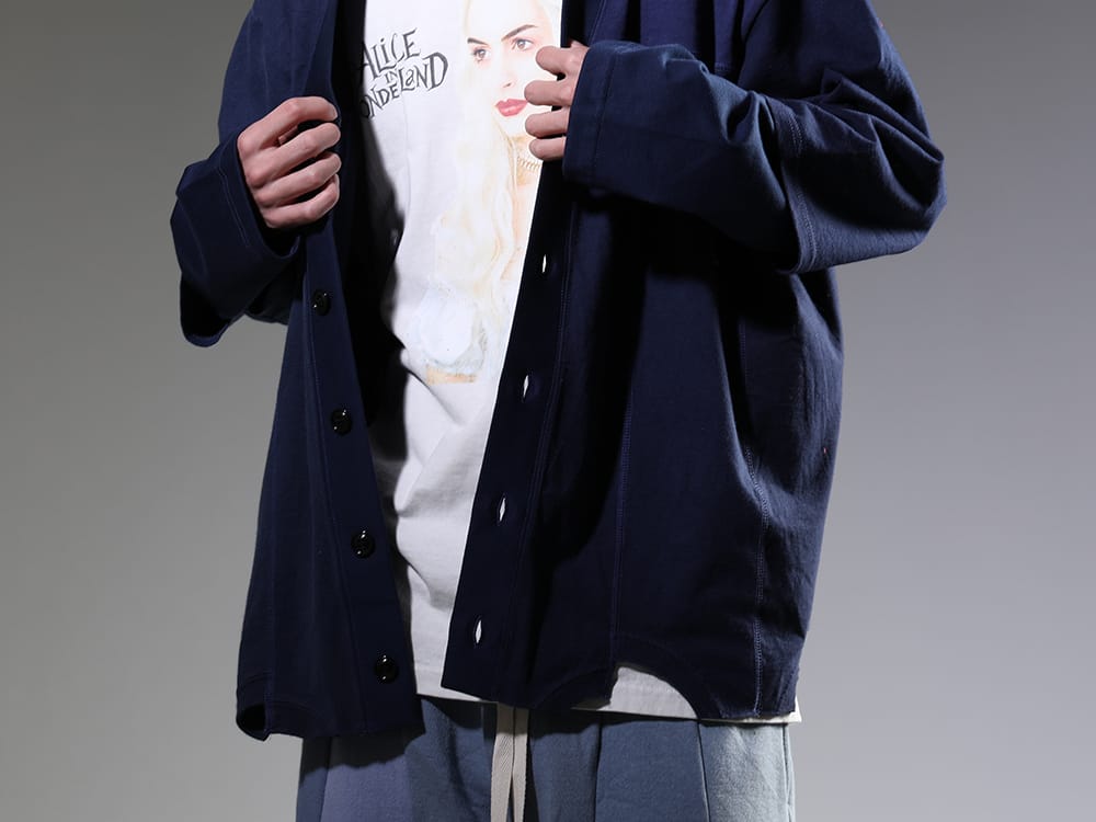 インク / セントマイケル 2023SS - Tシャツをリメイクしたユニークさを感じるカーディガン - ink23-05-Navy(アップサイドダウン カーディガン ネイビー) SM-S23-0000-123(セントマイケル × ディズニー(アリス・イン・ワンダーランド) QN ショートスリーブTシャツ) - 2-006
