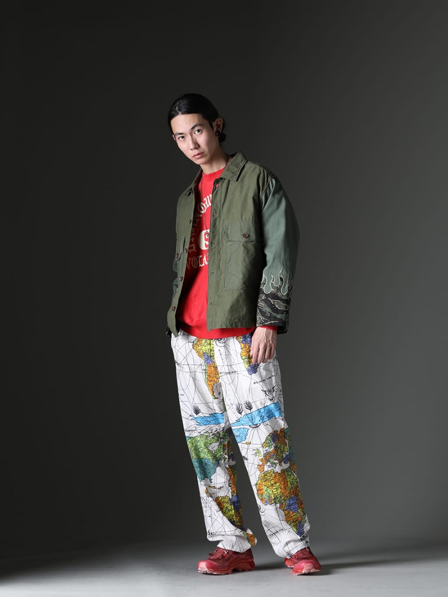 インク / セントマイケル / ワークスタッドミュンヘン / イレブン バイ ボリス ビジャン サベリ 2023SS スタイリング - 色の配色で差別化を作ったカジュアルなストリートスタイル。 - 春夏らしく色物を取り入れたカジュアルなスタイリング。 - ink23-02-Tiger-M(ファイアーエンブレムジャケット タイガー - M) SM-S23-0000-044(UNKNOWN PWR スウェットシャツ) M3940(ネックレス ミックス + キーリング) SM-S23-0000-083(セントマイケル × ドクター・ウー WORLD MAP パジャマパンツ) ST BAMBA5 11XS WH/WH/VA-ROSE(バンバ5 11XS WH/WH/VA ローズ) - 1-001
