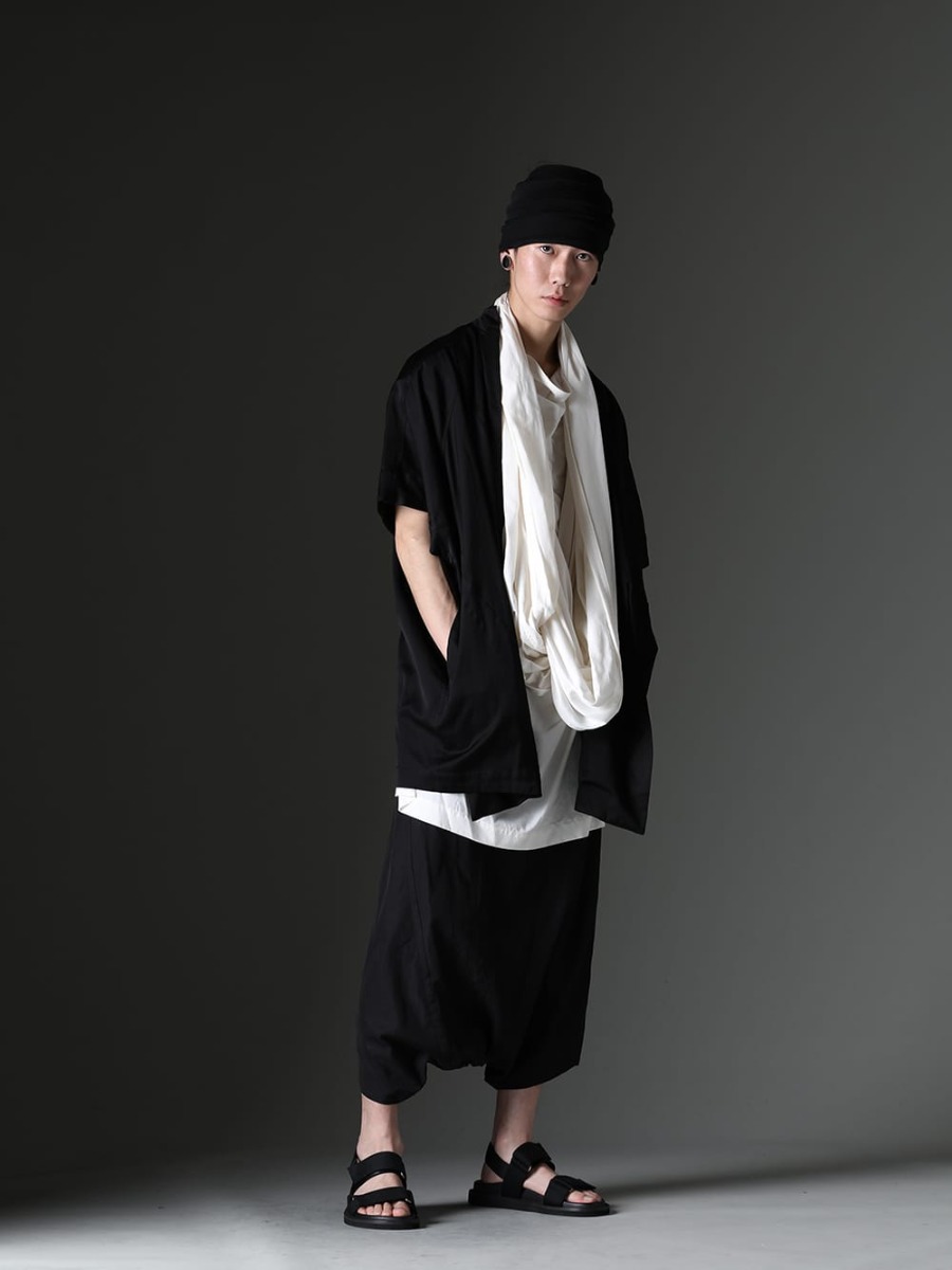 Julius / UMA WANG 2023SS Styling - Short-sleeved jacket made of satin fabric (cupra/cotton/linen blend) with a smooth and lustrous feel. - Oversized short-sleeved jacket with kite silhouette as the base - 817JAM3(Cupro/Cotton/Linen Satin Short Sleeve Jacket) 819SHM3-offwhite(Rayon/Cotton Cloth Drape Neck Pullover Off White) 819ACU3-black(Cotton/Cupro Jersey Hair Band Black) 819ACU2-black(Cow Leather Belt Bracelet Black) 817PAM15(Cupro/Cotton Twill Over Crotch Pants) US9561-Black(Mens Sandal Black) - 1-001