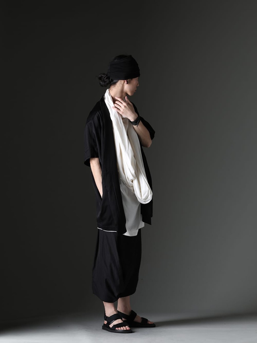 Julius / UMA WANG 2023SS - Oversized short-sleeved jacket with kite silhouette as the base - 817JAM3(Cupro/Cotton/Linen Satin Short Sleeve Jacket) 819SHM3-offwhite(Rayon/Cotton Cloth Drape Neck Pullover Off White) 819ACU3-black(Cotton/Cupro Jersey Hair Band Black) 819ACU2-black(Cow Leather Belt Bracelet Black) 817PAM15(Cupro/Cotton Twill Over Crotch Pants) US9561-Black(Mens Sandal Black) - 1-003
